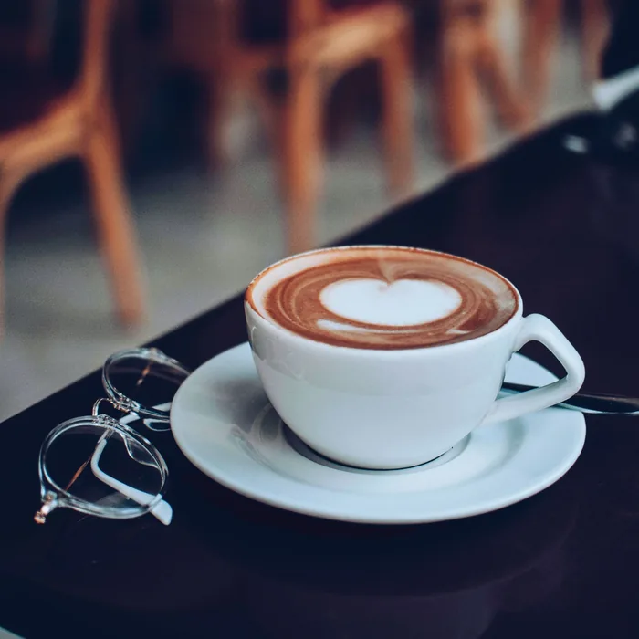 Café con la espuma dibujada, servido en la barra