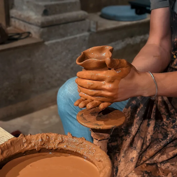 Piezas de cerámica hechas a mano en el taller