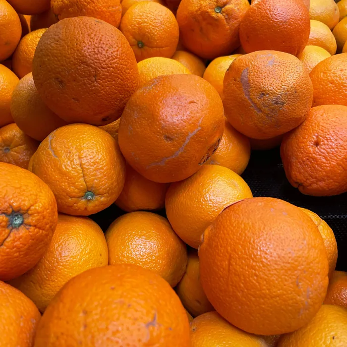 Naranjas en el puesto de una frutería