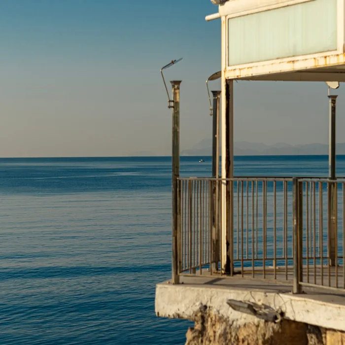 Terraza junto al mar a media mañana